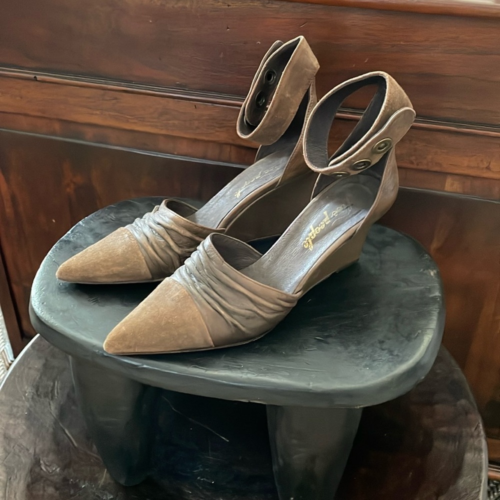 Free People Shadow Dancer size 40(9) brown suede wedges